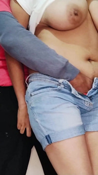남편의 빚을 갚기 위해 상사에게 따먹히는 바비