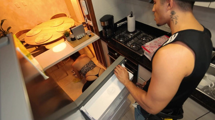 EmaRibeiro: MILF Bixsual convinge angajata sa o traga pe instalator in...