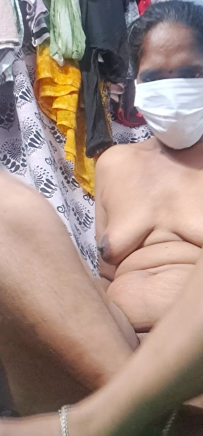 Jayaselvi: Görüntülü görüşmede amcık deliğimi gösteriyorum