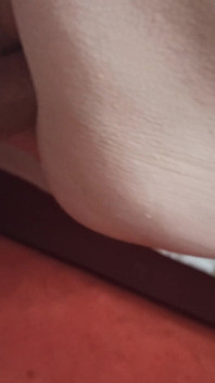 Orta yaşlı seksi kadın ıslak amının misyoner pozisyonunda sikilmesine izin veriyor