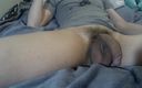 Z twink: Молодой горячий мужик мастурбирует в постели в видео от первого лица
