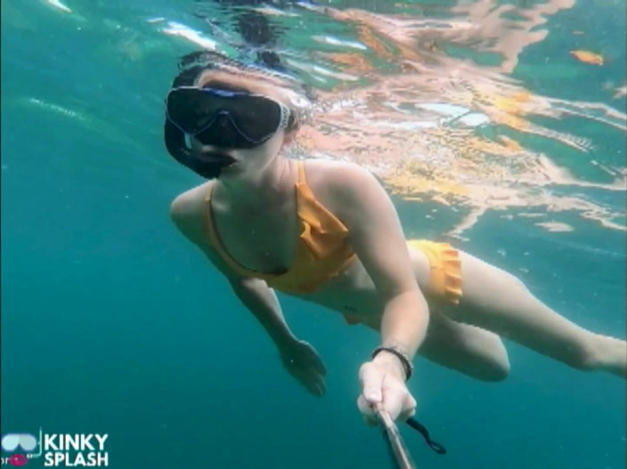 UKCuteGirl Lucy Lauren: Troia snorkeling: bikini attillato, maschera per immersione e pinna provocante...