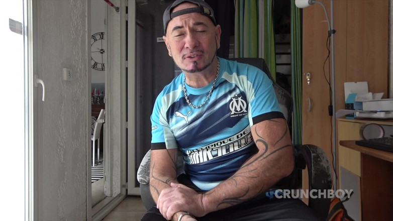 Gaybareback: Gay muž kouří svým dvěma heterosexuálním kamarádům