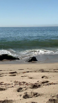 Madrastra en vacaciones seduce hijastro en el playa en primer plano