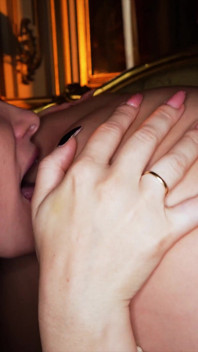 Un'orgia lesbica in un castello! Il sogno di ogni uomo!