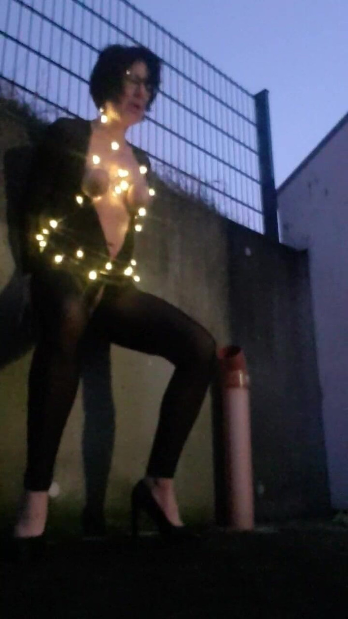 JulieEroticDress: Блискавка сквіртує на відкритому повітрі