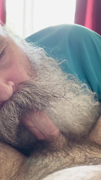 Bunicul hobo suge pula unui pui păros.