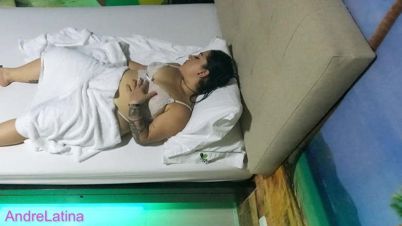 Gatita latina: 義理の妹の部屋のカメラ