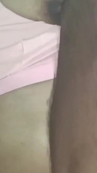 办公室可爱的女孩与同事共用床铺