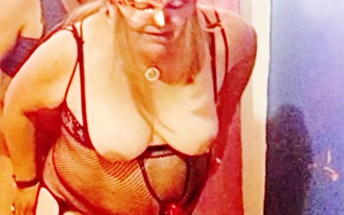 Sofixxx: 70 yaşındaki üvey anne seksi iç çamaşırlı erkeğini bekliyor