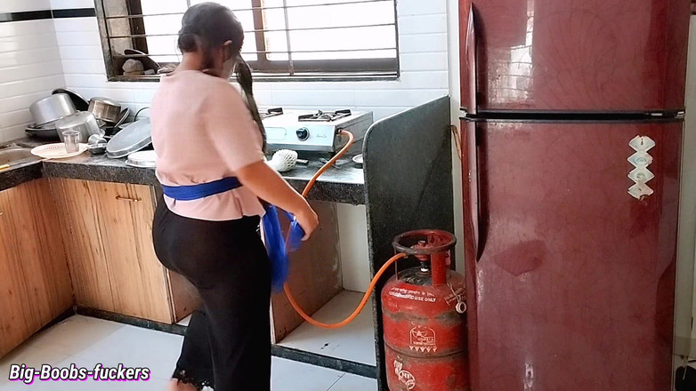 Big-Boobs-fuckers: 新任メイドのデカ尻を見て、オーナーは興奮してメイドを犯した