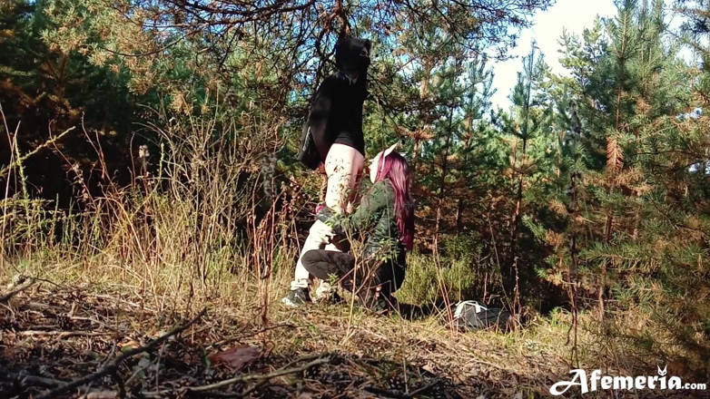 Afemeria: Freundin sinnliches schwanzlutschen und doggystyle im wald ficken
