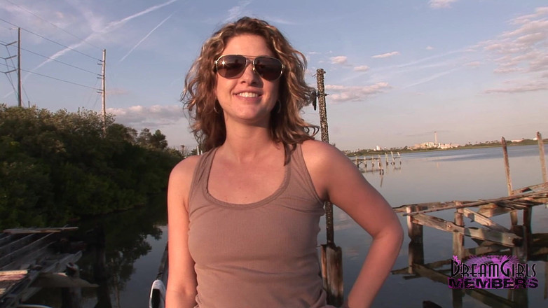 Dream Girls: Jupe courte, chatte et seins exhib dans la nature