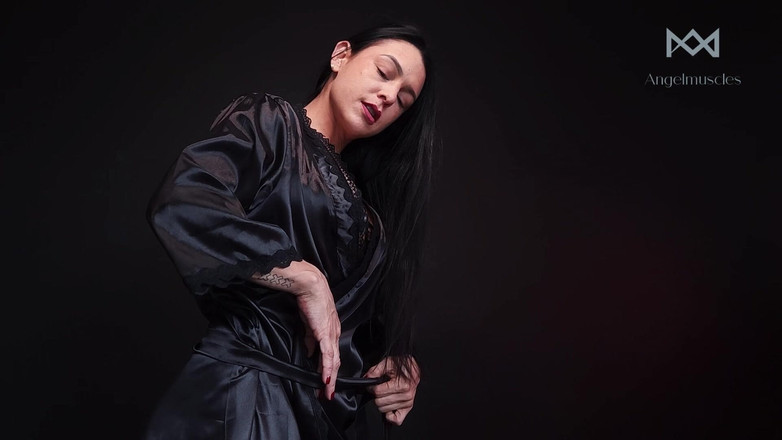 Angelmuscles: Silk Robe Tease: giusto il necessario per farti amare di...
