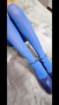 Milf corpo perfeito com meia-calça e salto de oito polegadas