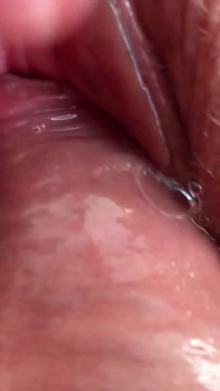 Stříkej spolu. Manželka nejprve dostala orgasmus, pak jsem se nastříká do její chlupaté kundičky. Close-up.