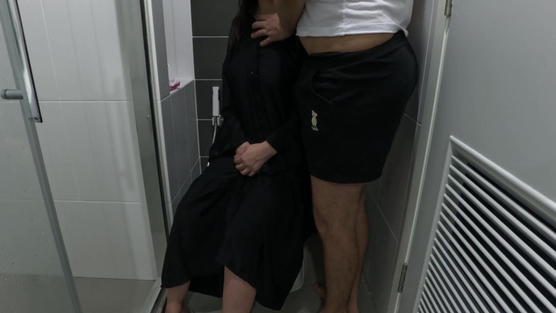 Nadai: Sex arab în toaletă futut pentru recompensă