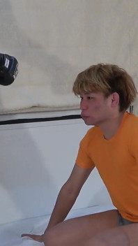 나쁜 직원을 인간 펀칭 백으로 사용하고 발, 엉덩이, 보지로 얼굴을 짓밟는 가학적인 여성 대통령