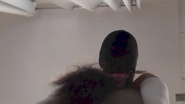 LauraOnHeels: MILF legată la ochi și mușcată, futută în vagin și gură