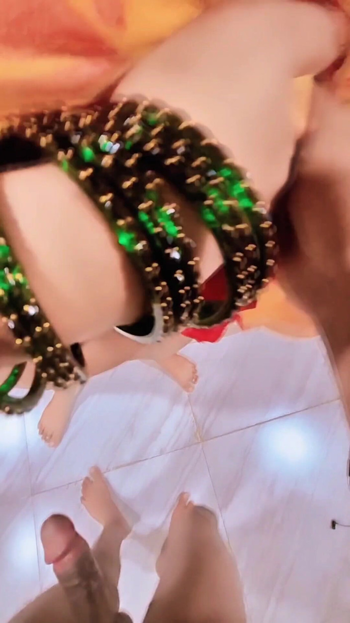 Sexybhabhi999: Дама маратхи приглашает друга своего сына к себе домой и позволяет ему заняться сексом с ее задницей