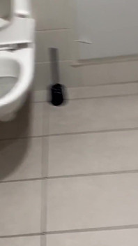 Lety Howl hledá cizince ve slavném obchodě s nábytkem, aby ho šel ošukat na veřejné toaletě.