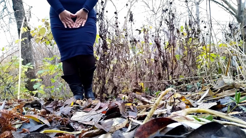 OurFetishLife: Rochia de seară nu împiedică o persoană matură să urineze