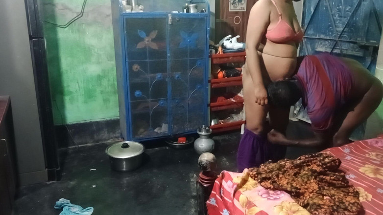 Desimombd: Devor a Bhabhi jdou do velmi starého domu a najednou...