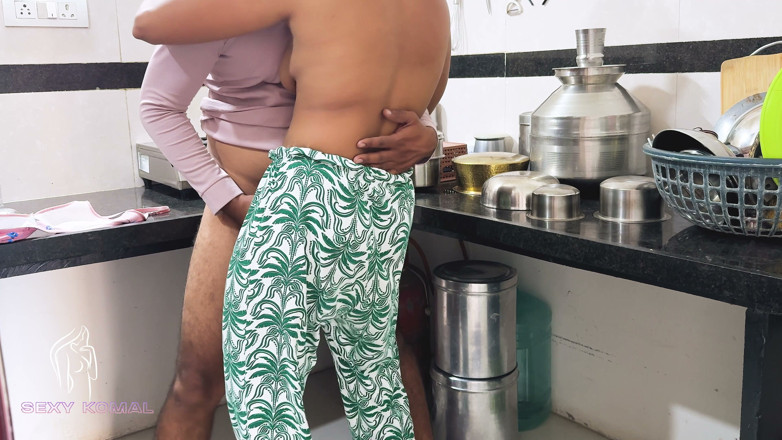 Sexy Komal: コマルはキッチン料理を作ってはいなかったが、後ろから彼女の尻を蹴り飛ばしていた