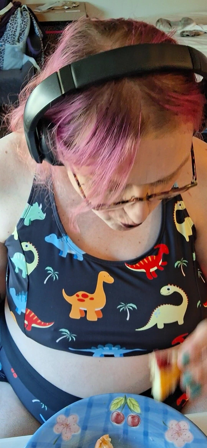 Princess Udders: La ragazza dinosauro mangia colazione!