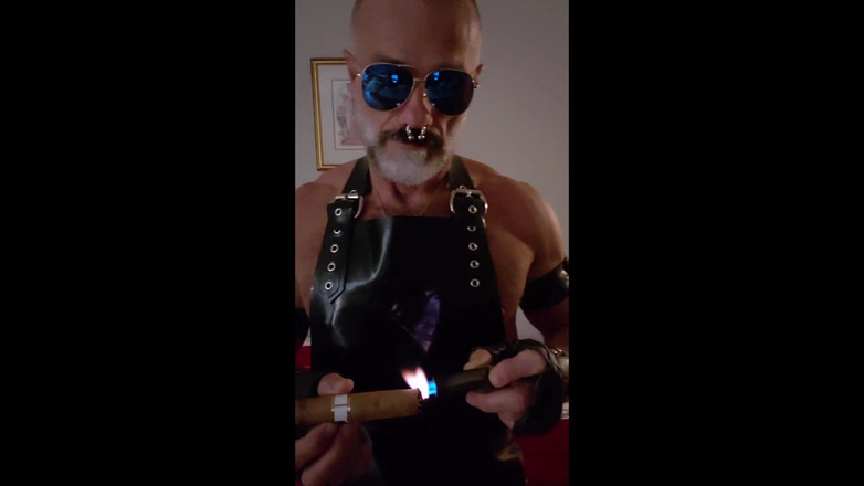 MusclesCigarsFFPig: Menyalakan Cerutu Lateks