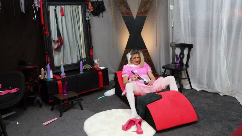Sissy Dee Dee: Sissy Dee Should Be Cleaning, but She Starts Playing with...