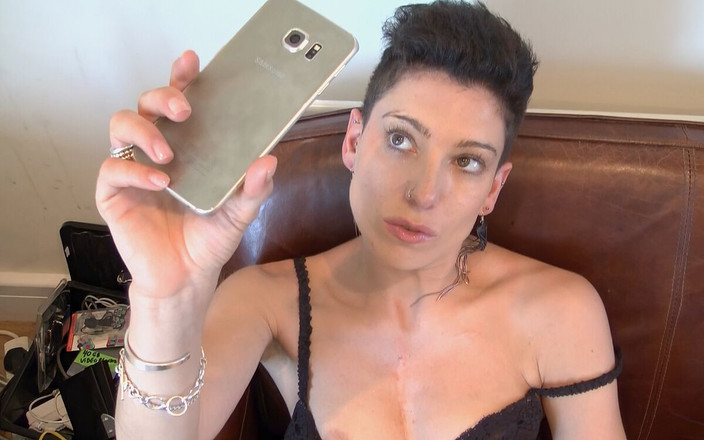 Real Sex Pass: Sıska siyah sutyen ve külotlu Charlie Love selfie çekerken amını ovuyor