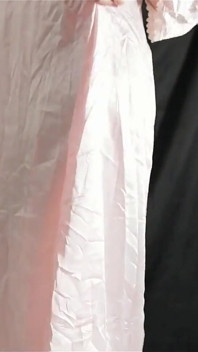 Chica indonesia con un gran trasero probándose un nuevo vestido de satén, último porno viral indonesio