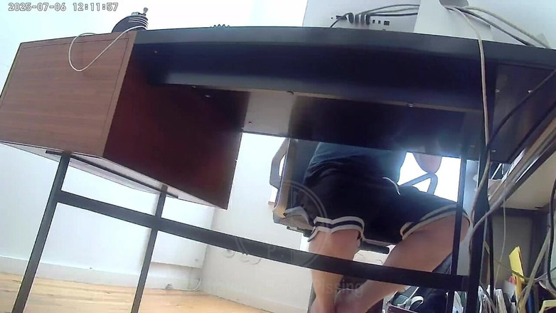 AmateurBoysPissing: Jules가 집에서 일하고 책상을 떠날 수 없을 때, 그는 병으로 소변을 볼 수 있습니다.