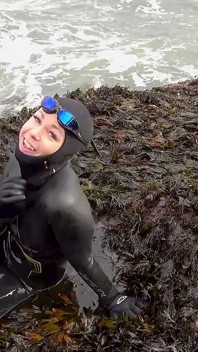 Rubbery Beach Encounter: Lucy's Neopren Cipki Bawić się z Nieznajomym
