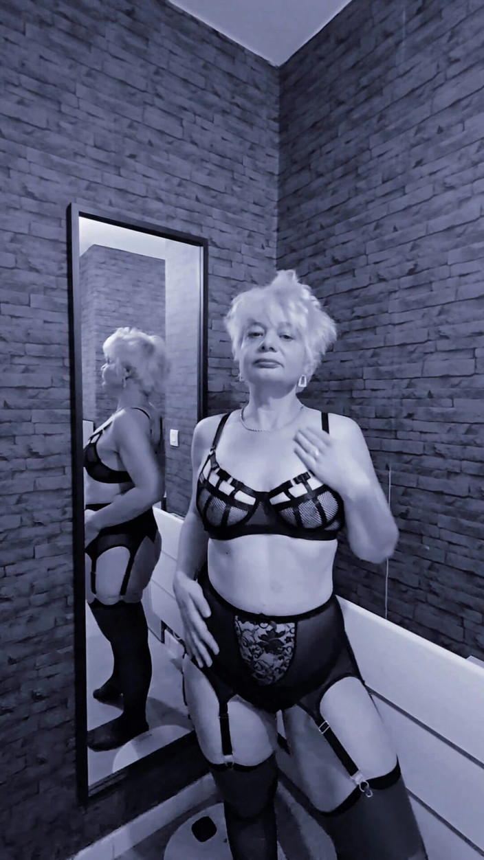 Sofy13: Ти, ти добре справляєшся, твій член дуже жорсткий, хаммм, ти хочеш, щоб я його відсмоктала?