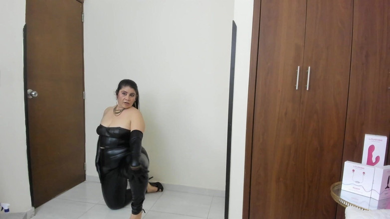 Kira Geiner: Sesso MILF Nuda Con Un Controllo Giocattolo Sumbimisivo in Lattice