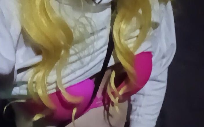 SissyschlampeVanessa: Versaute Sissy masturbiert riskant auf der straße in der Öffentlichkeit
