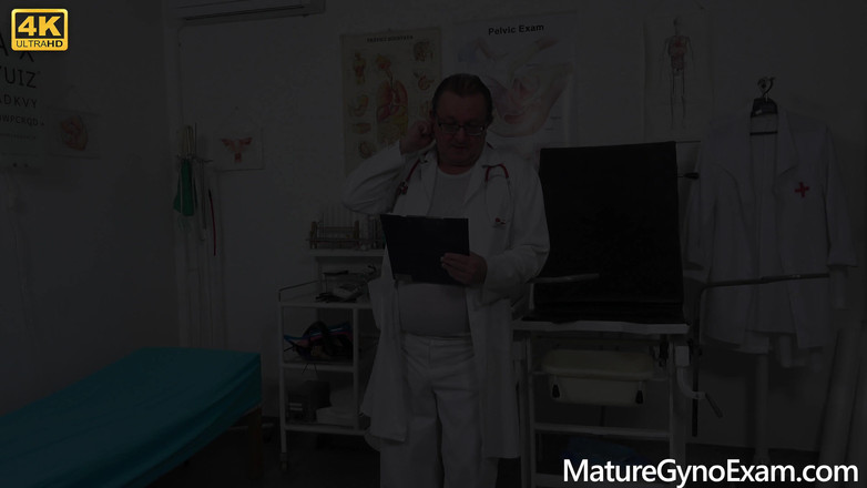 Mature Gyno Exam: 핫한 밀프의 애널 온도 측정