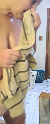 Que fait-elle de ce gros seau monstrueux ? Va-t-elle enculer ?