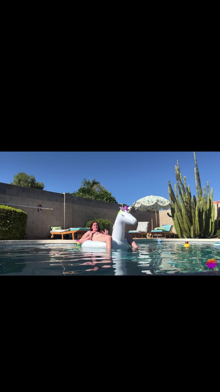 Kapri Sun: Jag bestämde mig för att rycka av i poolen i...