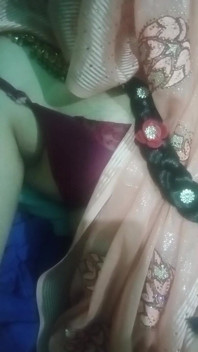 Hintli trans kadın gaurisissy pembe sari içinde göğüslerini bastırıyor ve sağıyor