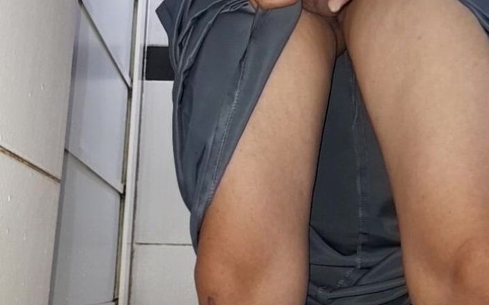 Naomisinka: Asian Crossdresser masturbuje się i cum nosić śliski mundur college&amp;#039;u