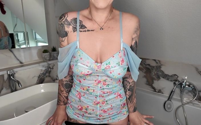 Nina Devil: Moje nová hračka! Testoval jsem své nové dildo v koupelně!