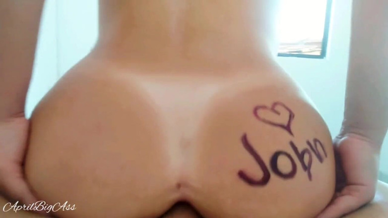 April BigAss: Gorge profonde, sodomie et avalage de sperme