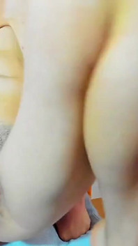 Güzel seksi Myla_angel ıslak boşalana kadar klitorisini ve amını parmaklıyor!