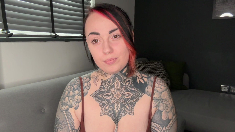 Miss Valentina: Desafio anal com cubo de gelo