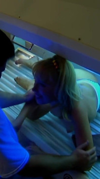 Pirang sensual mendapat kacau di pantat selama sesi di solarium