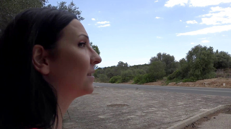 Watersports Media: O curvă brunetă se pișă în aer liber