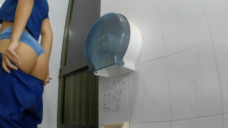 pampammedallo: Kompilasi gadis-gadis kencing di kamar mandi